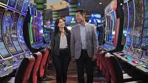 Meja Casino Hold'em live dealer cloudmoon dengan studio multi-kamera profesional